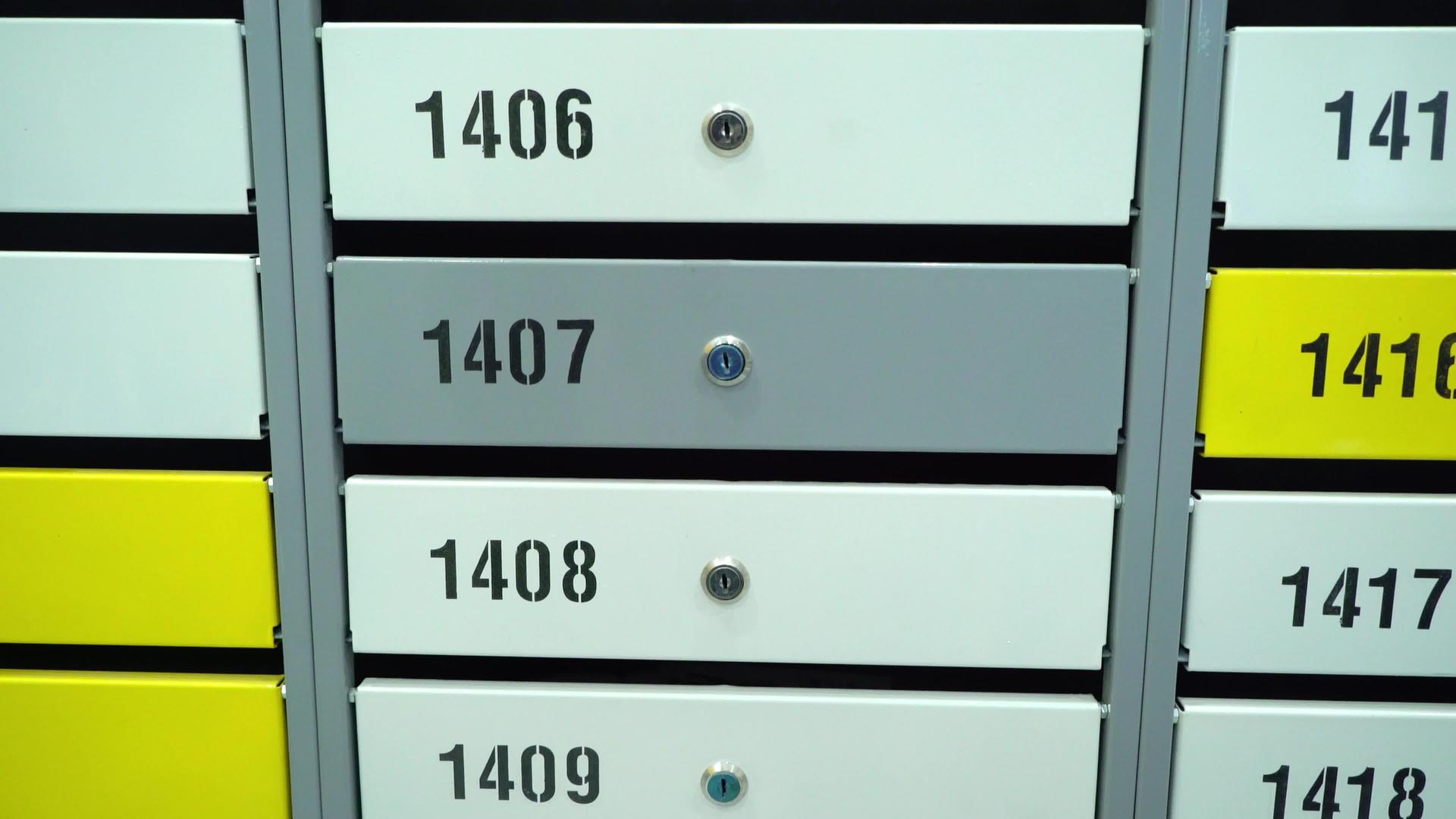 公寓楼入口大厅的邮箱地址视频的预览图