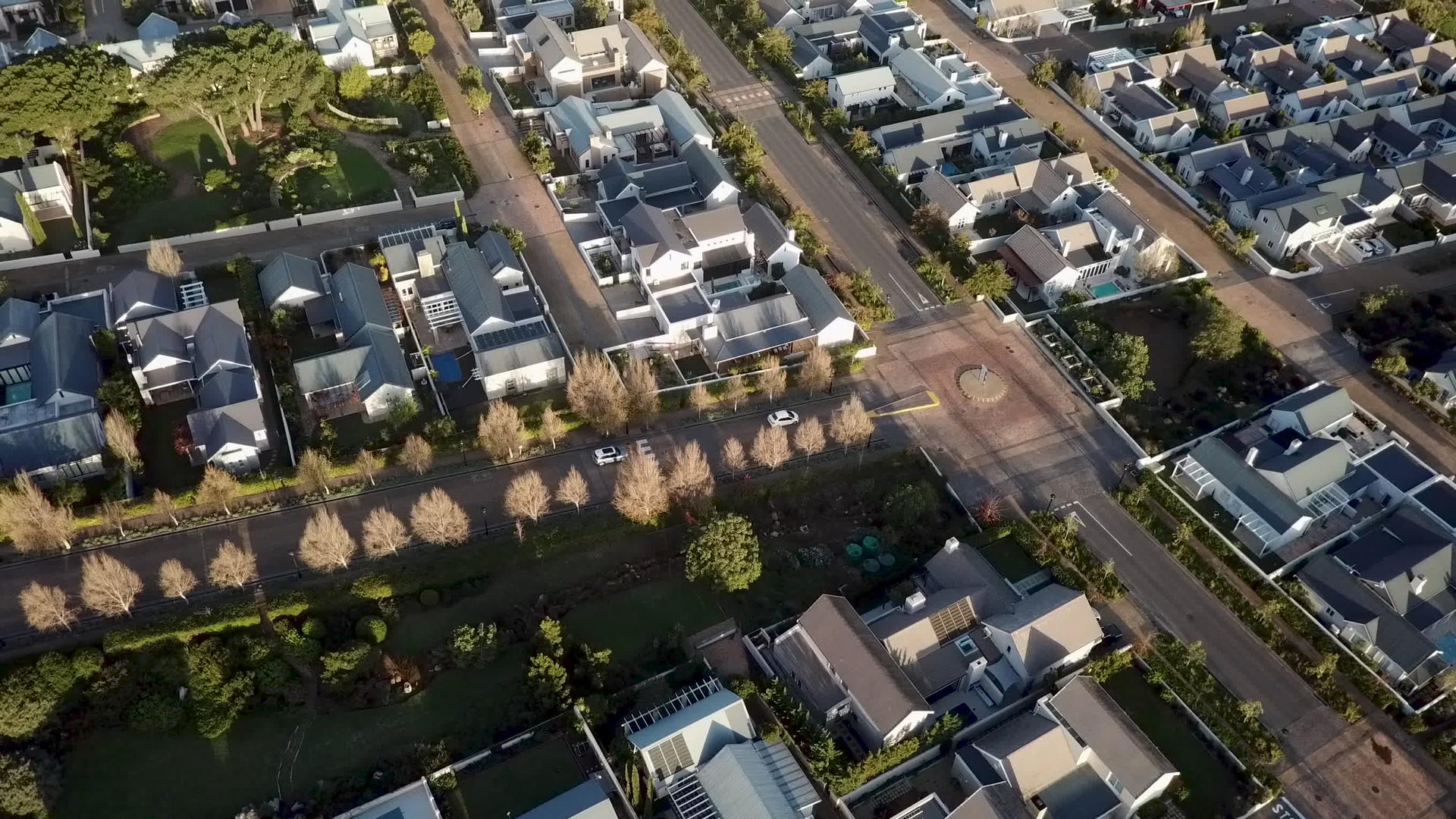 空中空中在郊区的房子上面视频的预览图