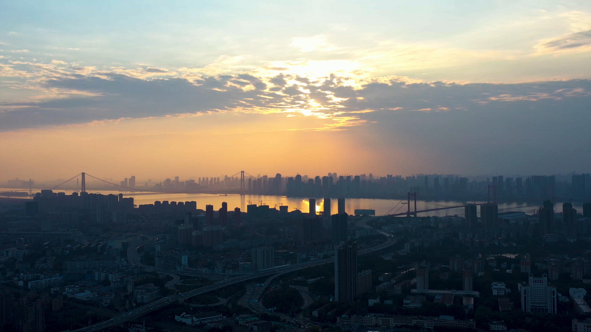 4K武汉城市日落大气航拍实拍视频视频的预览图