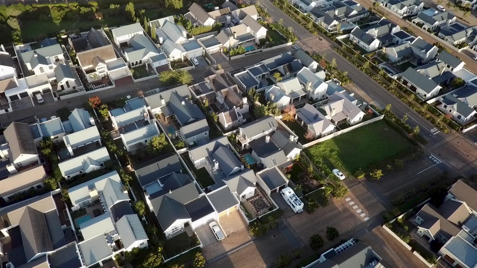 空中空中在郊区的房子上面视频的预览图
