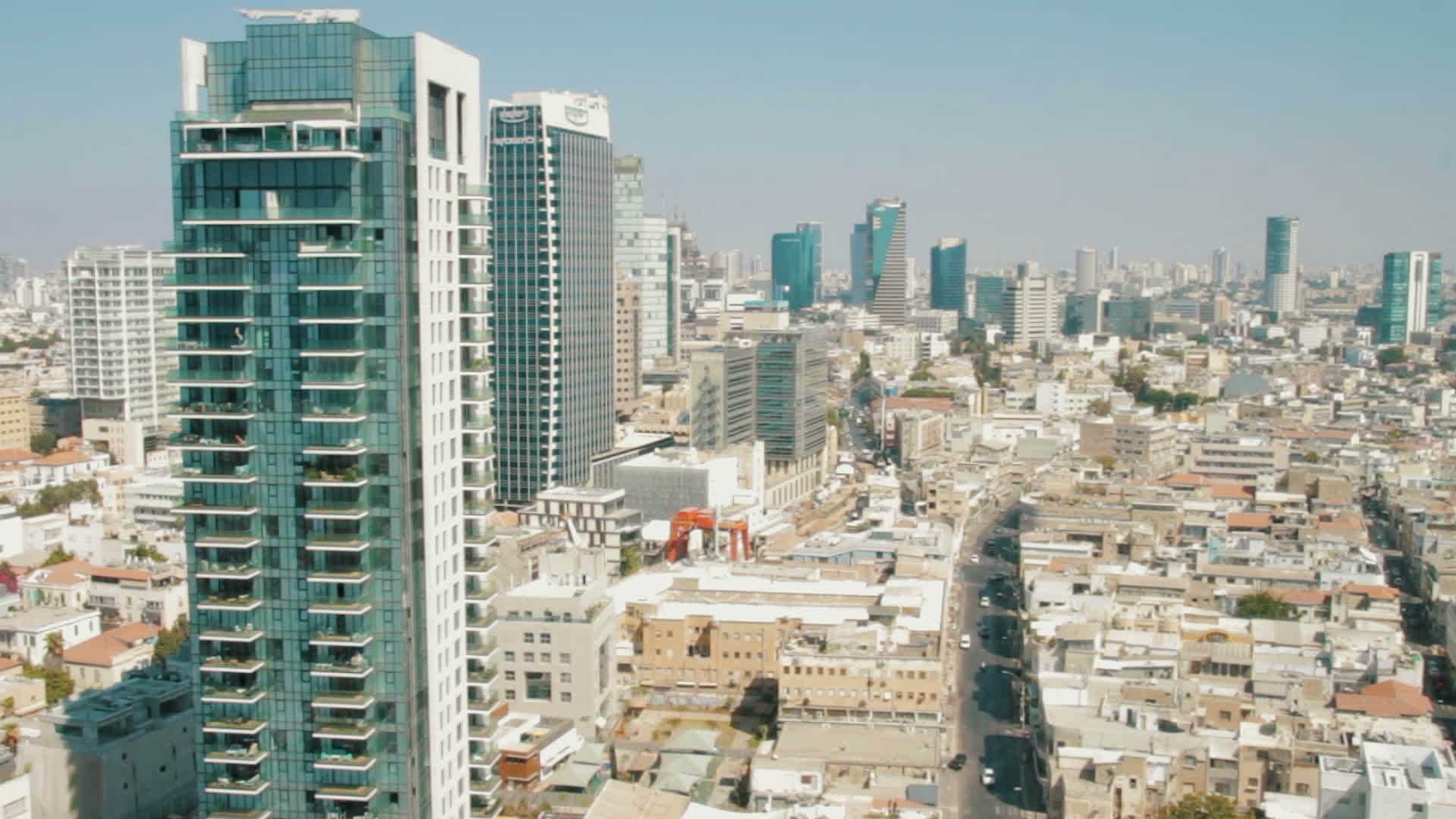 Aviv城市风景的摩天大楼视频的预览图