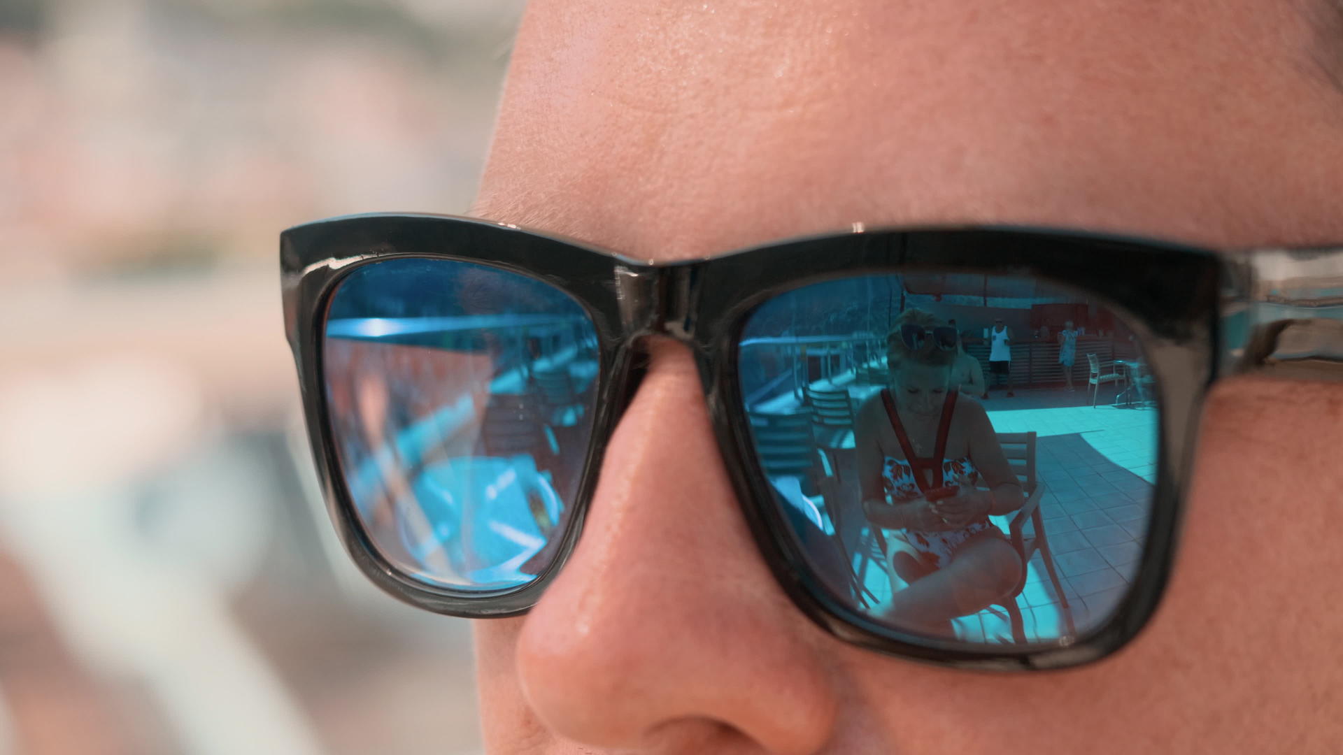 在假期期间男性在太阳镜上的近距离外观视频的预览图