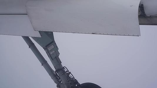 在浓雾零可见度下降时部署低空飞机起降装置视频的预览图