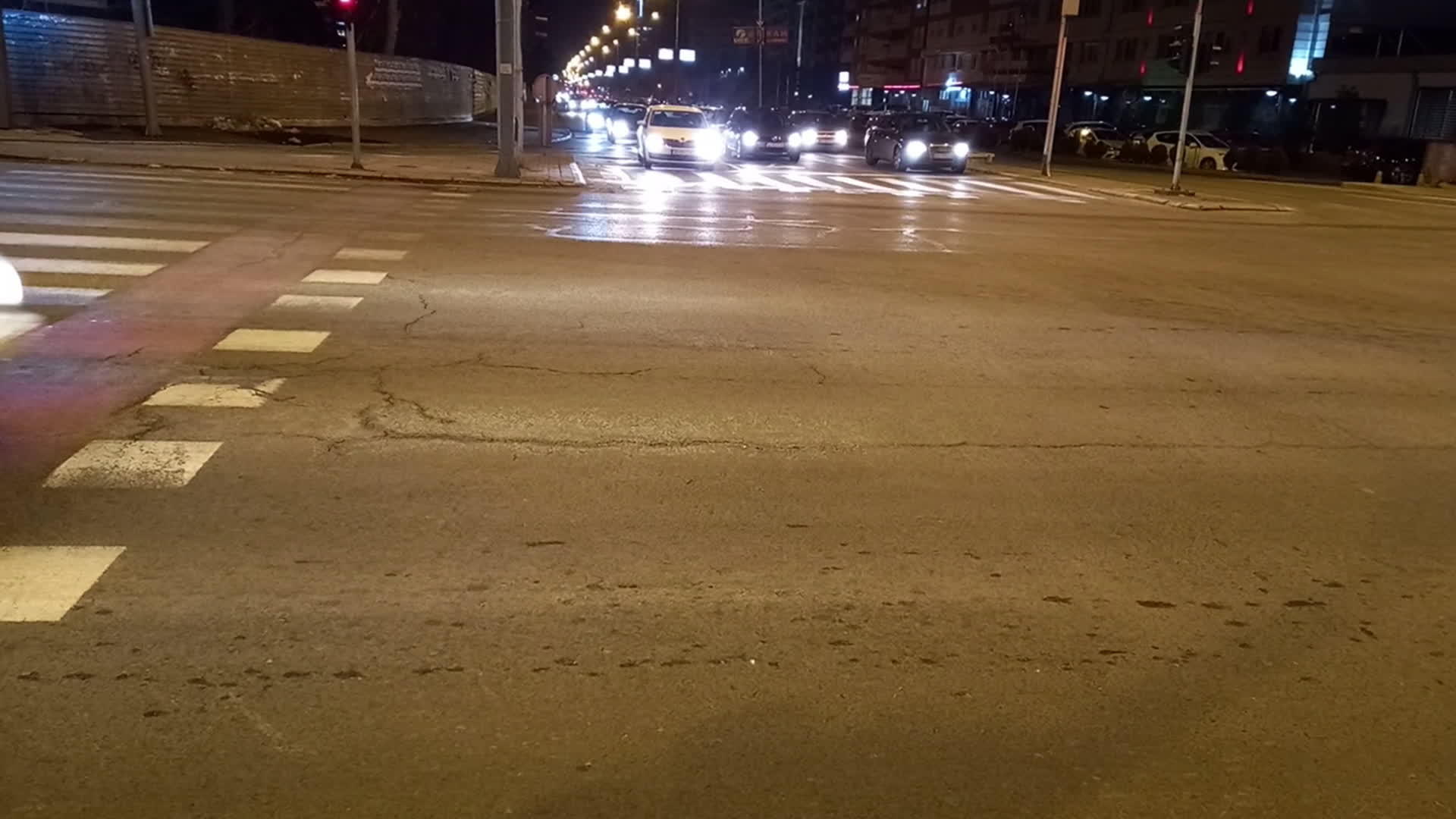 夜间交叉城市有交通灯和汽车视频的预览图