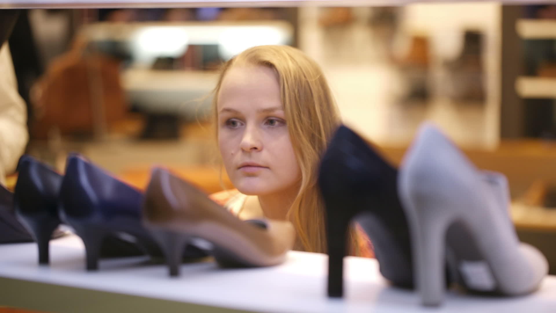 买鞋的年轻女性视频的预览图