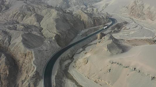 新疆天山南北疆分界线航拍视频的预览图