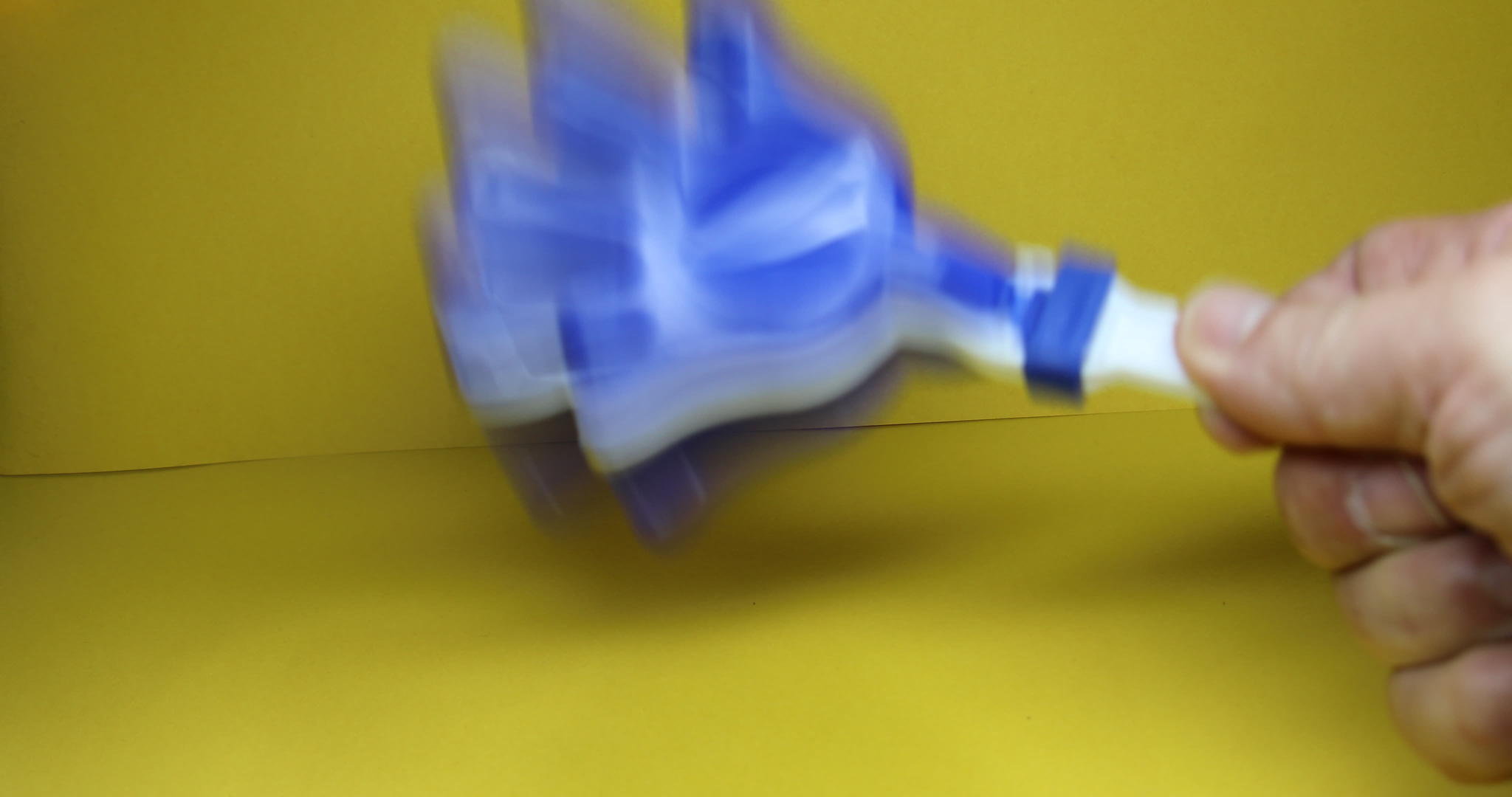 一只蓝白相间的塑料手摇晃着视频的预览图