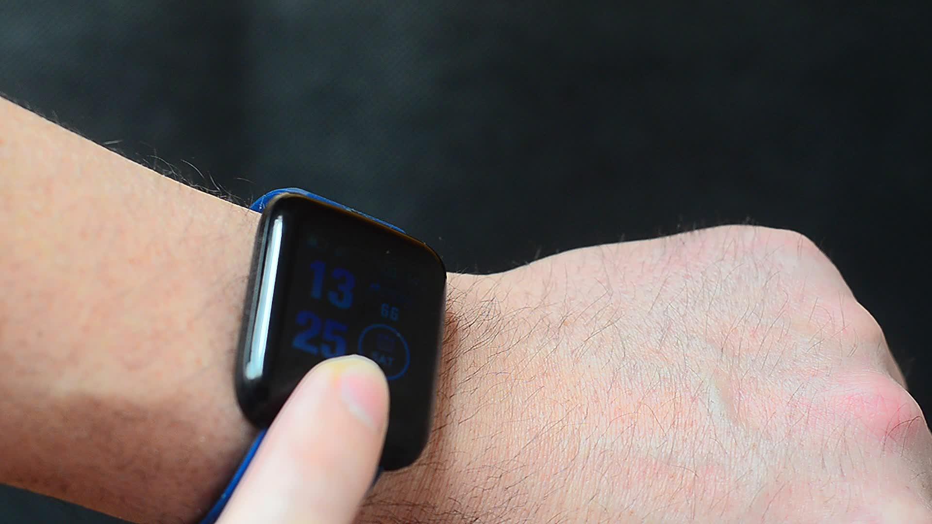 运动员触摸智能手表的触摸按钮视频的预览图