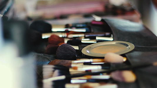 关闭专业化妆品的完整化妆刷工具箱视频的预览图