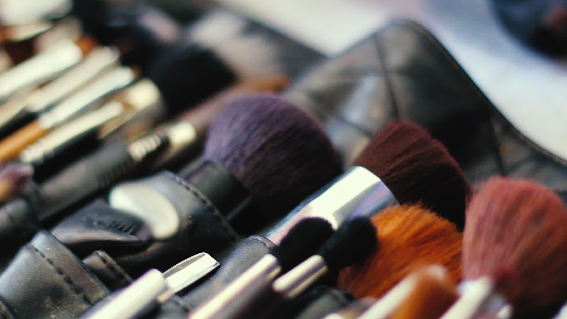 关闭专业化妆品的完整化妆刷工具箱视频的预览图