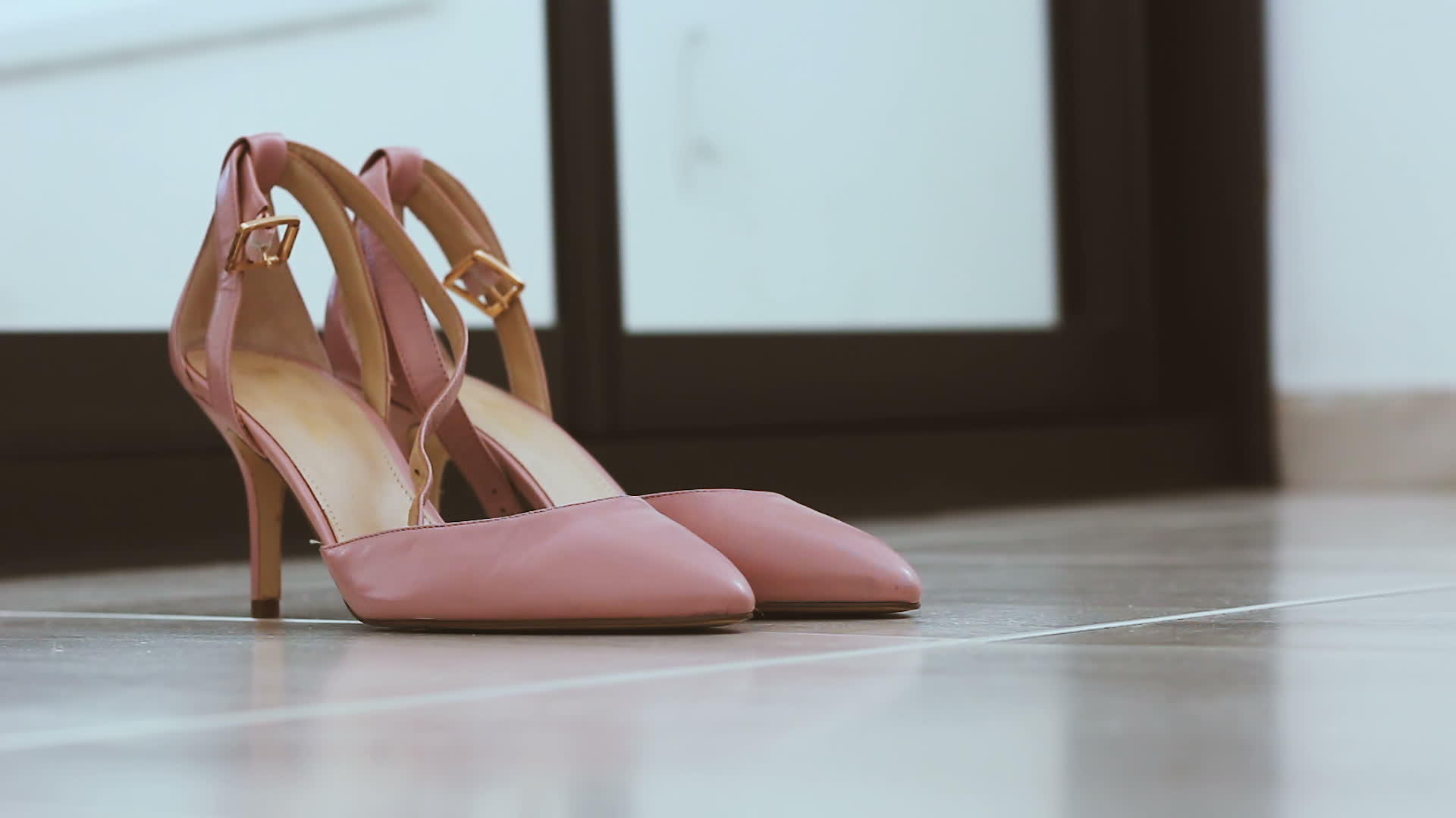 地板上的一双经典的米色女鞋——把散焦变成焦点视频的预览图
