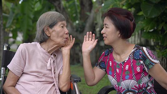 与患有听力障碍的老年妇女交谈的女儿视频的预览图