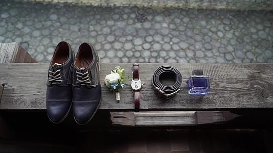 男装鞋、布丁手表腰带和面粉新郎的婚礼时尚视频的预览图