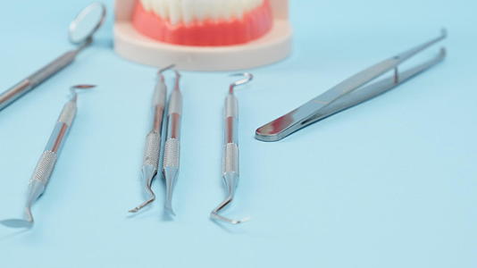 医生在口腔工作中使用白色牙齿颌骨塑料模型和各种牙科视频的预览图