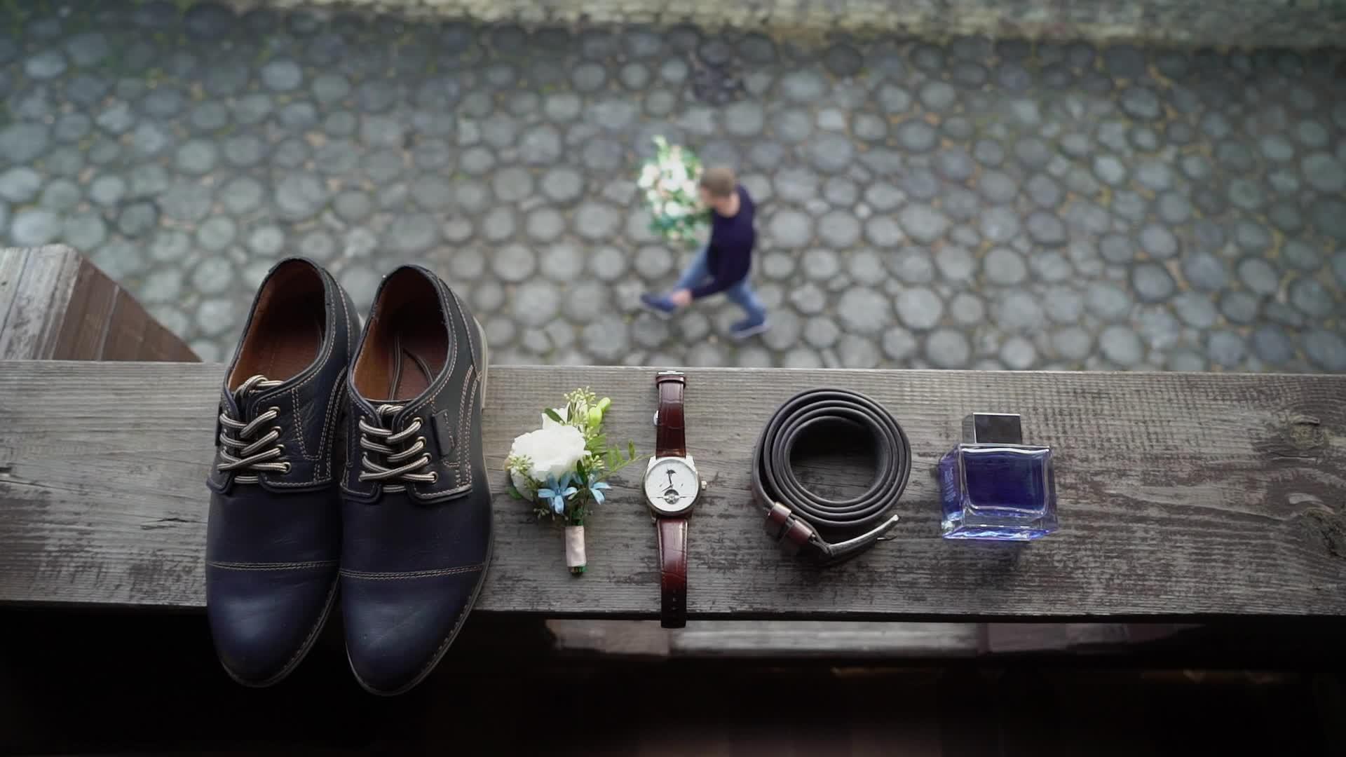 男装鞋、布丁手表腰带和面粉新郎的婚礼时尚视频的预览图