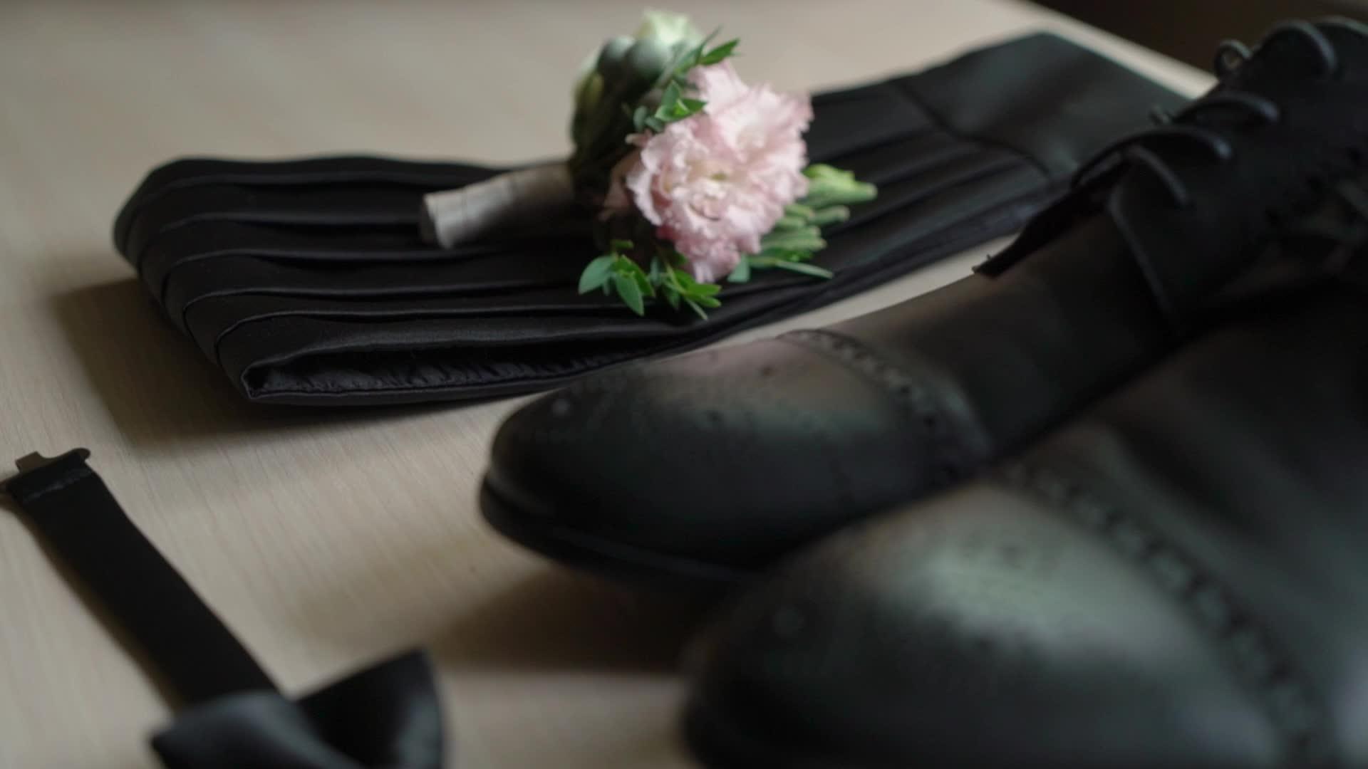 男装鞋、布丁领带和香水新郎的婚礼时尚视频的预览图