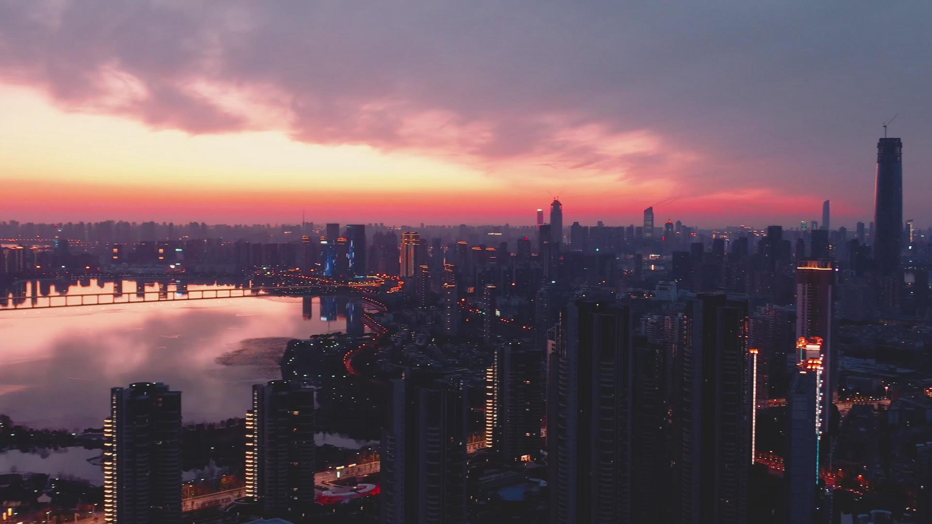 航拍疫情时的武汉夜景视频的预览图