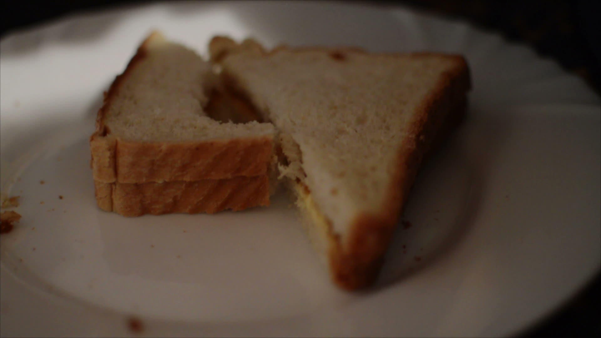 吃一个美味可口的三明治关掉食物视频的预览图