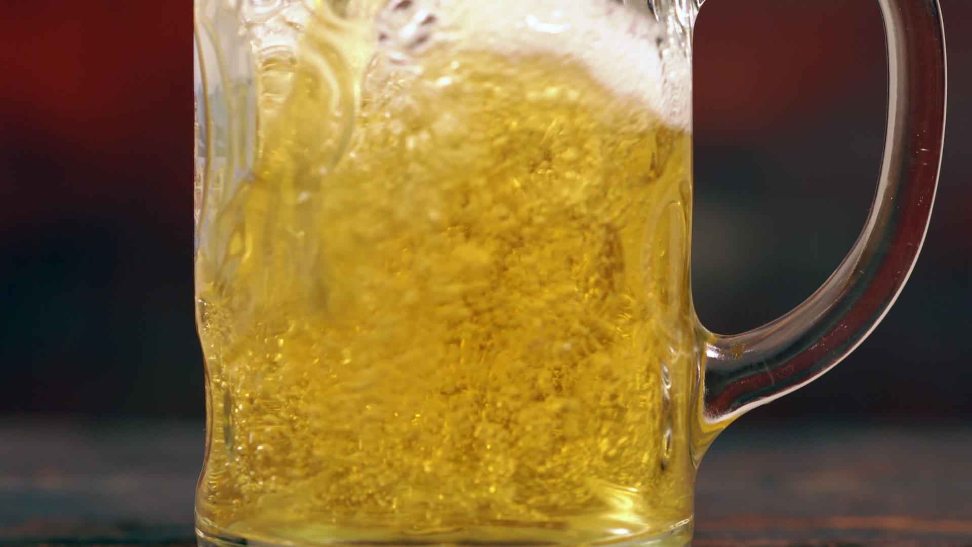 装满啤酒或啤酒的玻璃杯视频的预览图