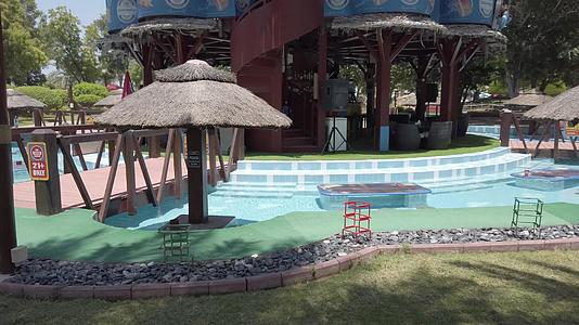 水上公园的空泳池条有雨伞视频的预览图