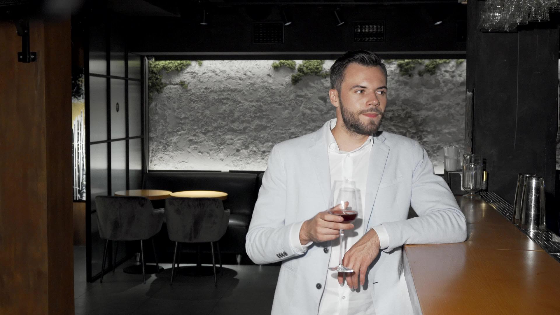 英俊优雅的年轻人在酒吧喝酒视频的预览图