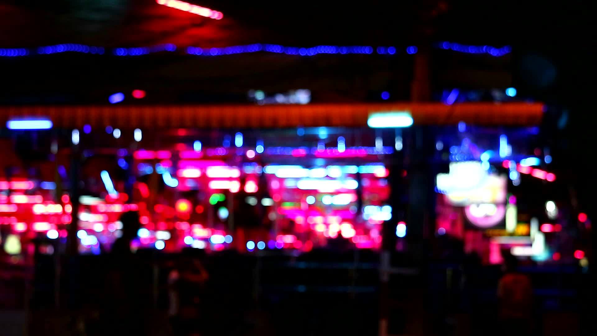 街边酒吧的夜生活吸引了游客1视频的预览图
