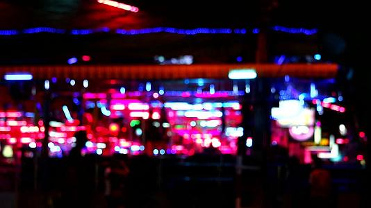 街边酒吧的夜生活吸引了游客1视频的预览图