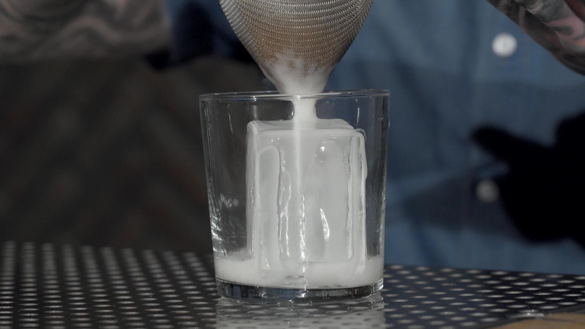 鸡尾酒倒在冰杯上视频的预览图