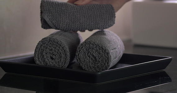 女管家把干净的毛巾放在酒店房间里视频的预览图