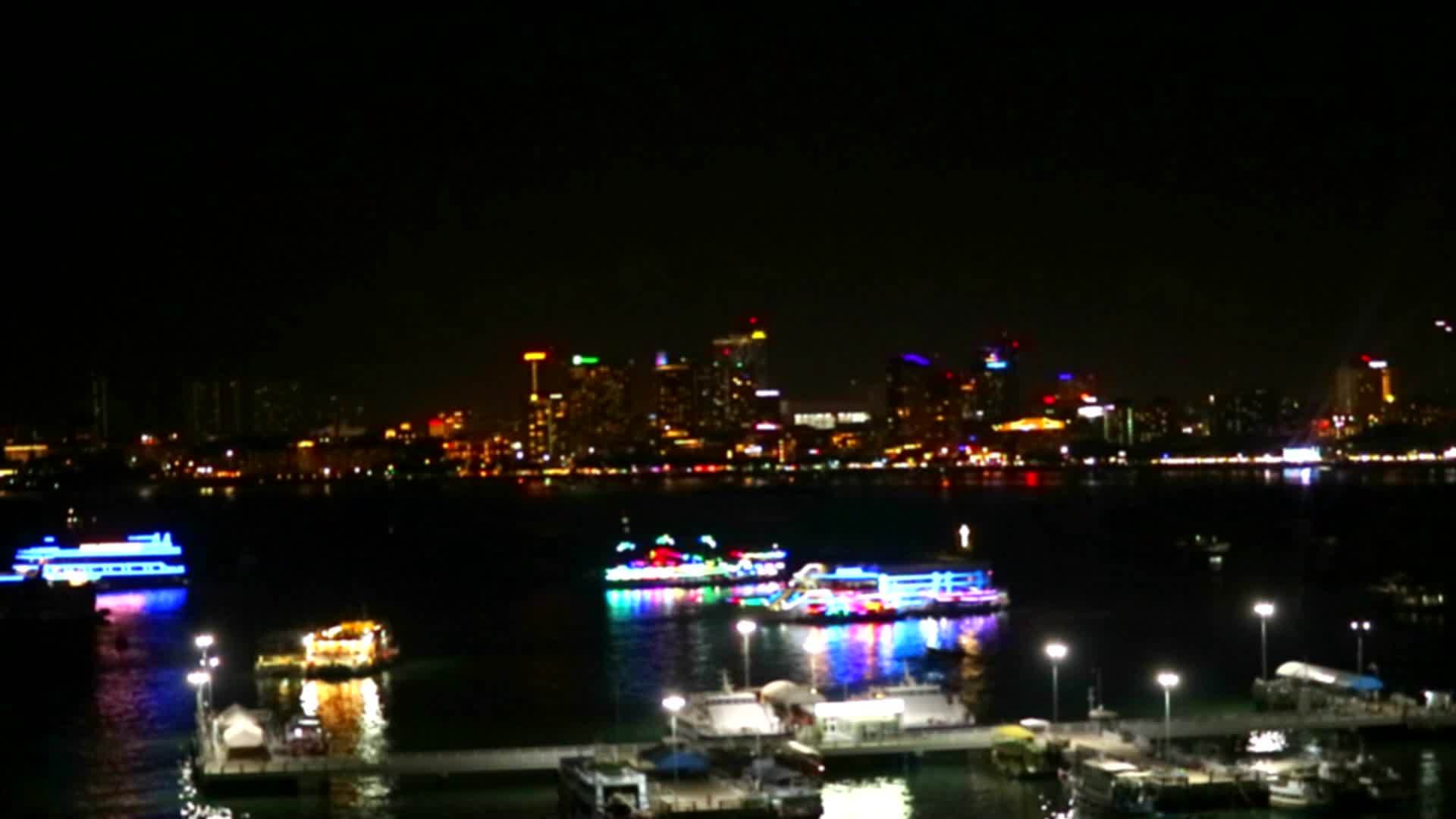 游轮上的餐厅停泊在海边1号夜光模糊视频的预览图
