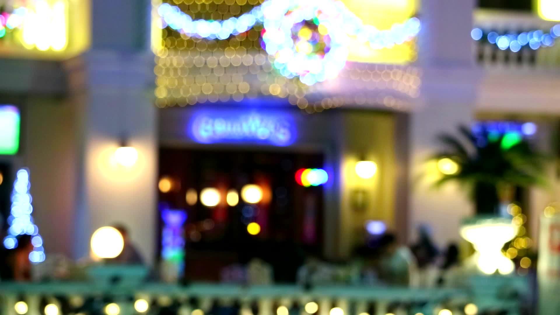 彩虹酒吧和餐厅在帕塔亚海滩路视频的预览图