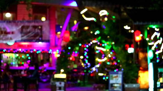在帕塔亚海滩路1的模糊彩色酒吧和餐厅视频的预览图
