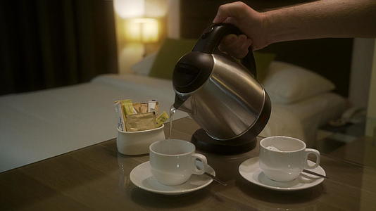 在酒店房间里煮咖啡和茶视频的预览图