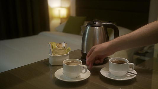 在酒店房间里煮咖啡和茶视频的预览图