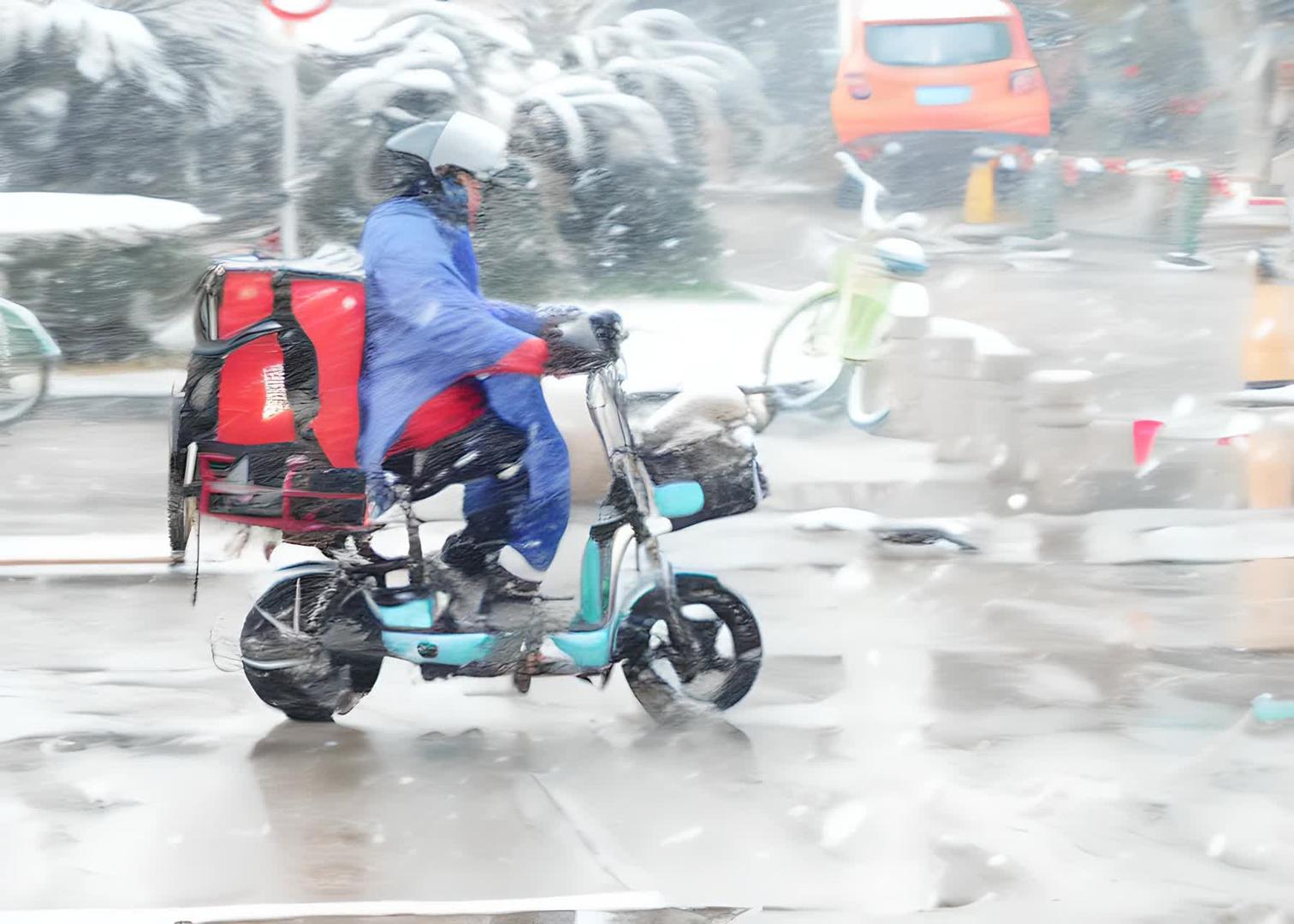 寒冬马路骑电动车的外卖人员视频的预览图