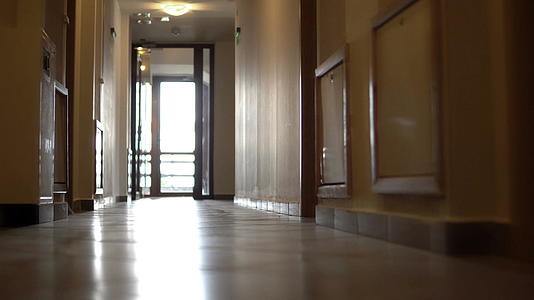 第一个视角通过酒店走廊的低角度视频的预览图
