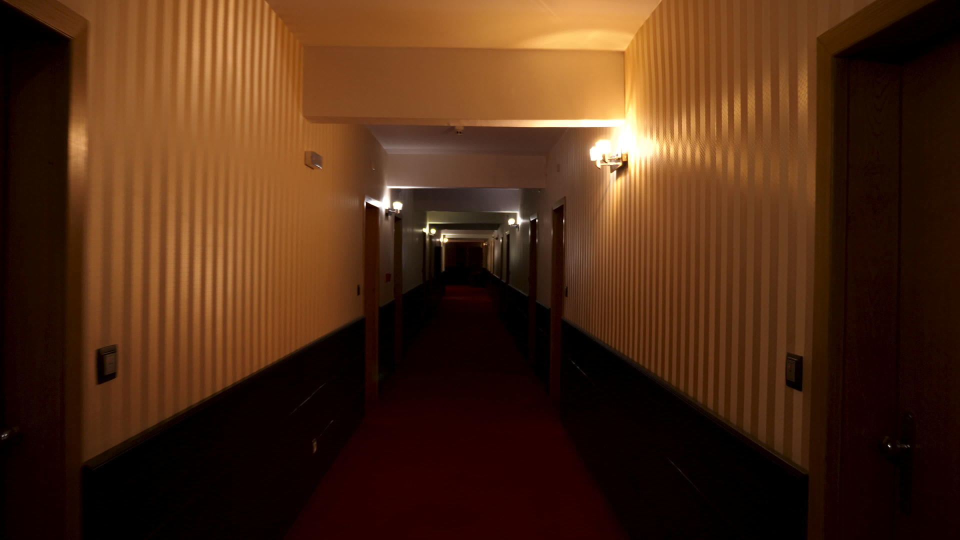第一个视角视频走在灯光很差的酒店大厅里视频的预览图