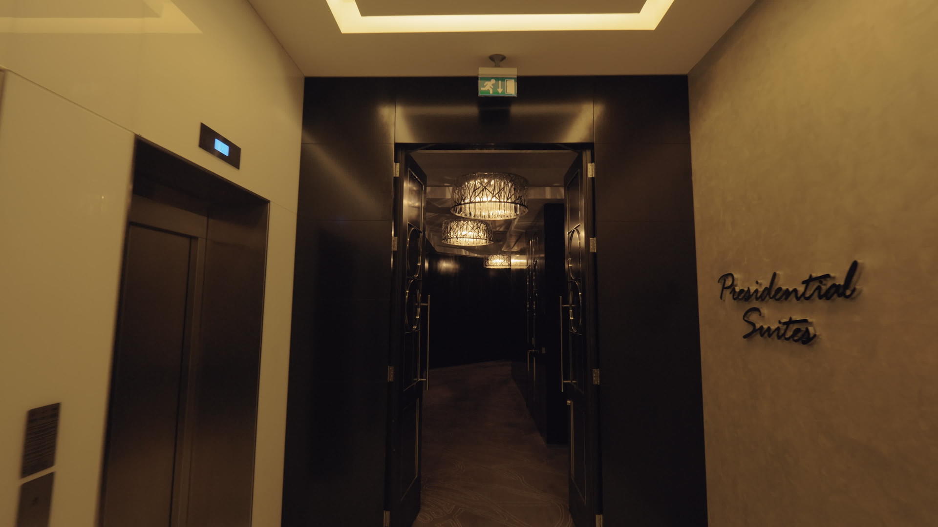 一张照片拍摄在酒店前厅和豪华走廊视频的预览图