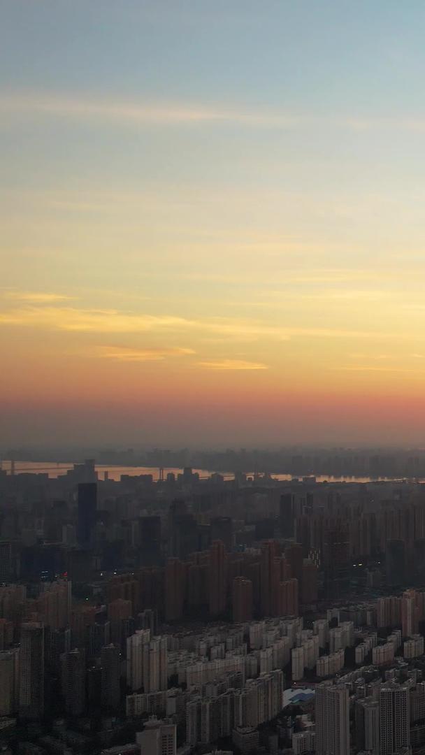 航拍城市夕阳落日天空自然湖景高楼天际线素材视频的预览图