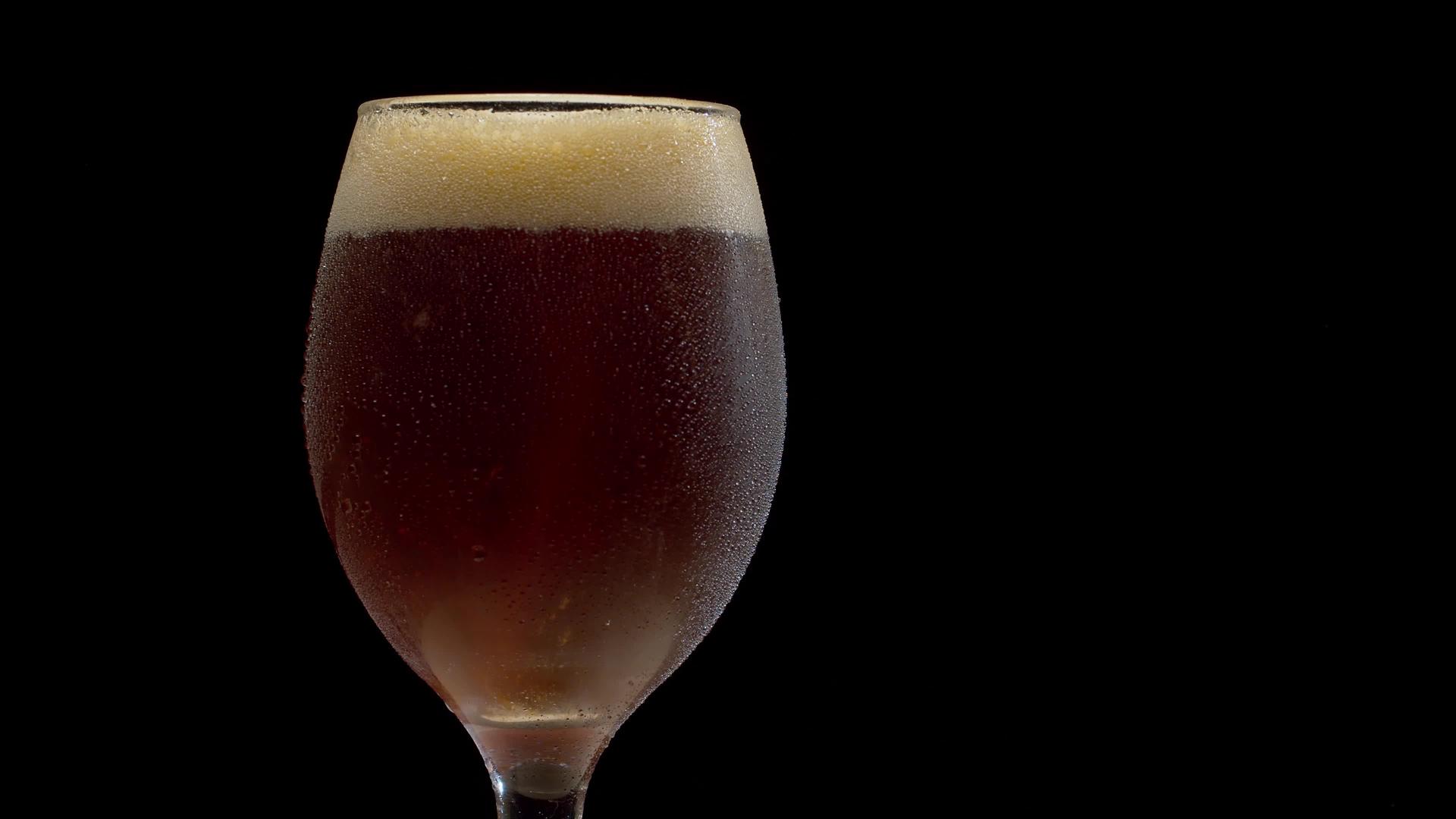 玻璃杯中的深水啤酒视频的预览图