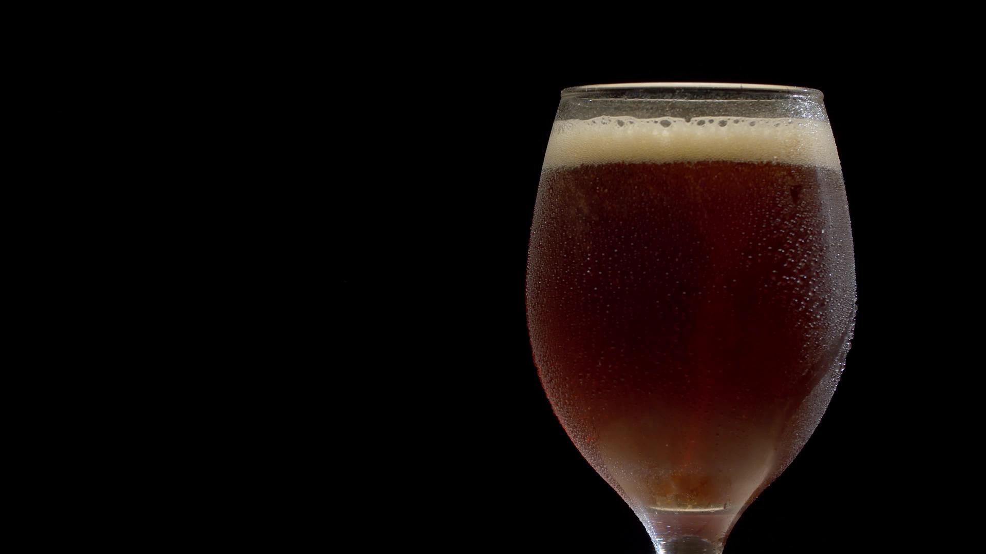 玻璃杯中的深水啤酒视频的预览图
