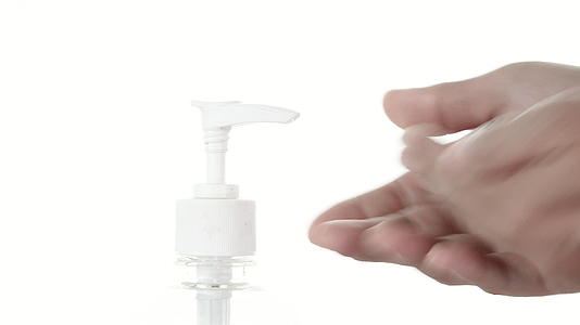 女性用酒精凝胶手按摩或用抗菌肥皂净化剂密切洗手防止女性手洗手以防止视频的预览图