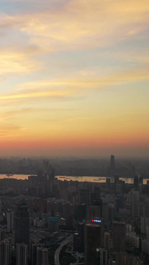 航拍城市夕阳落日天空自然湖景高楼天际线素材视频的预览图