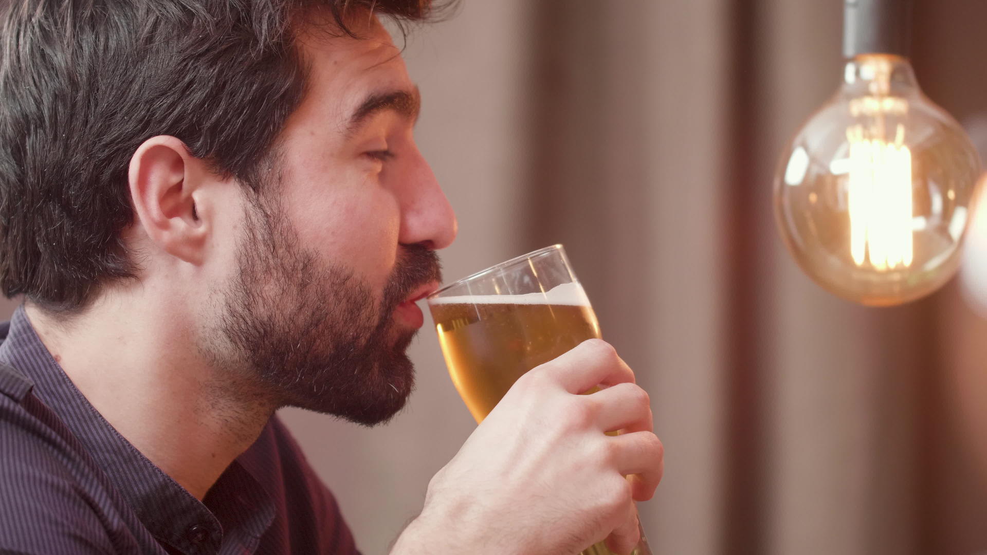 长胡子的年轻人喝啤酒和酒保聊天和酒保聊天视频的预览图