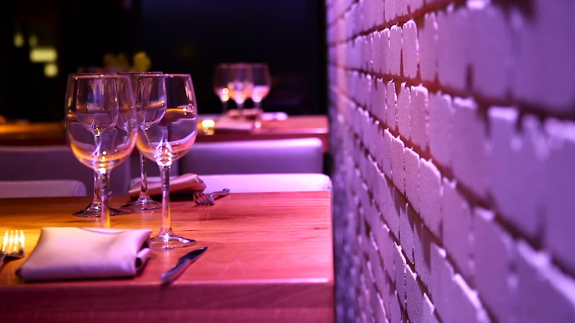 餐厅木桌上的空酒杯改变焦点突出重点视频的预览图