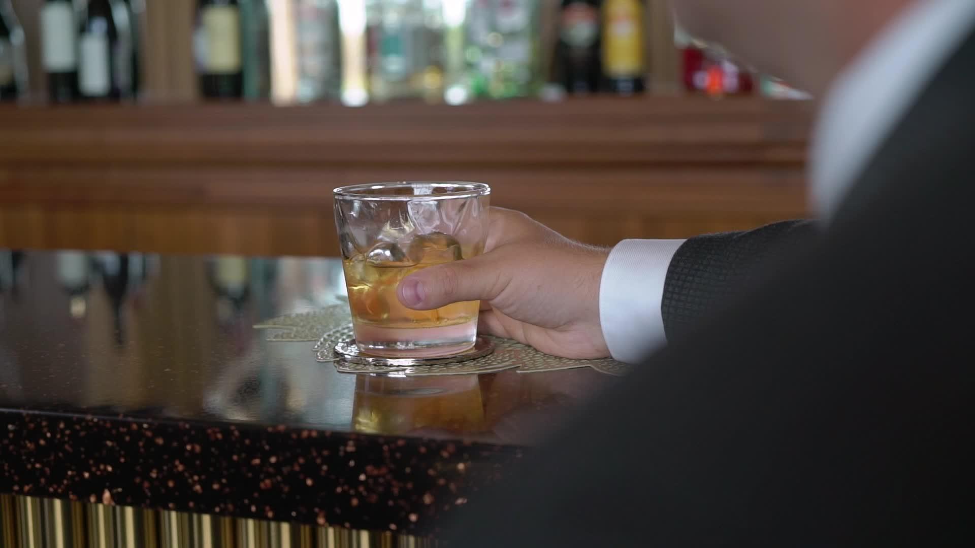 男人喝威士忌男人喝白兰地酒或白兰地酒或白兰地酒视频的预览图