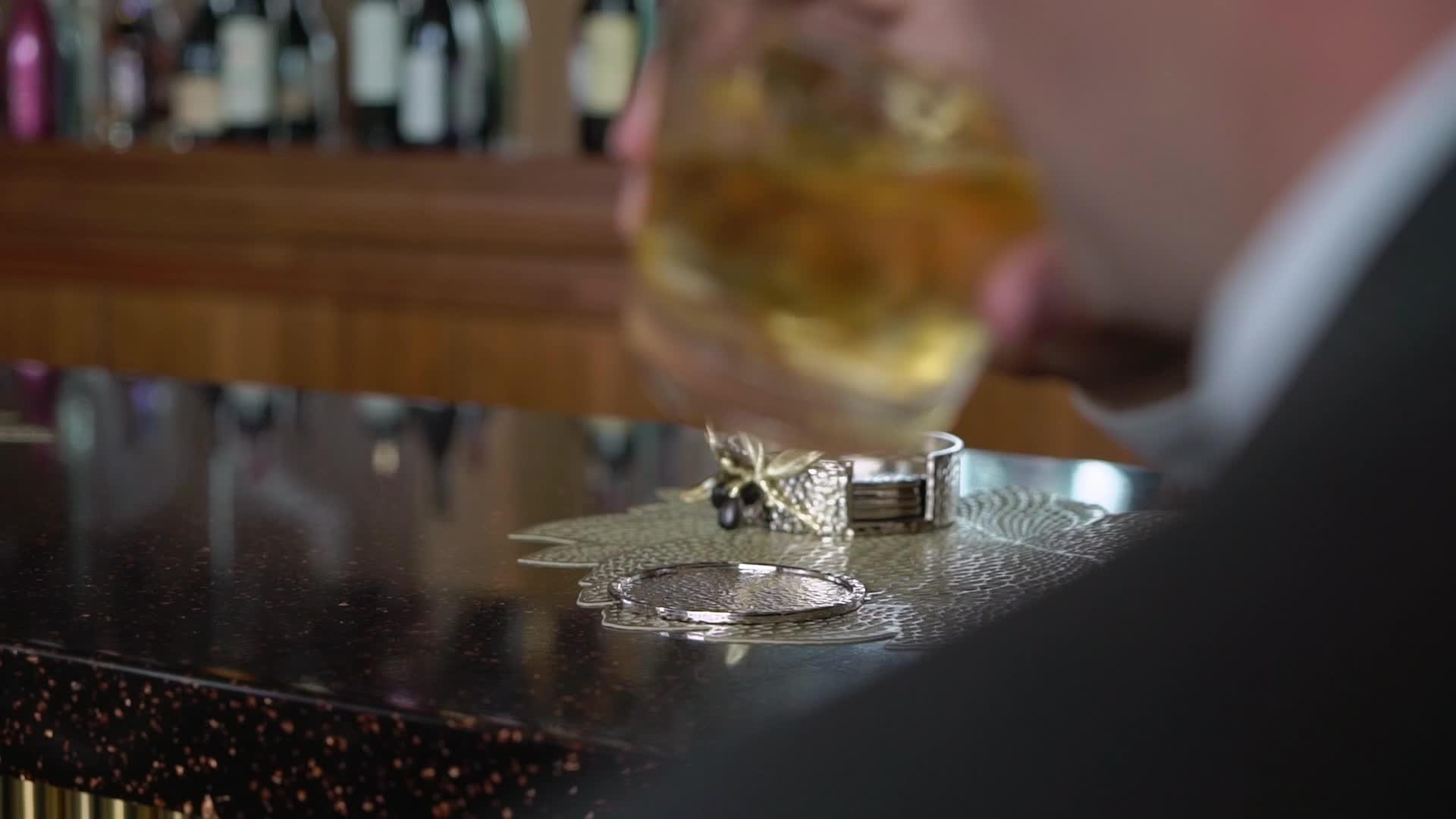 男人喝威士忌男人喝白兰地酒或白兰地酒或白兰地酒视频的预览图