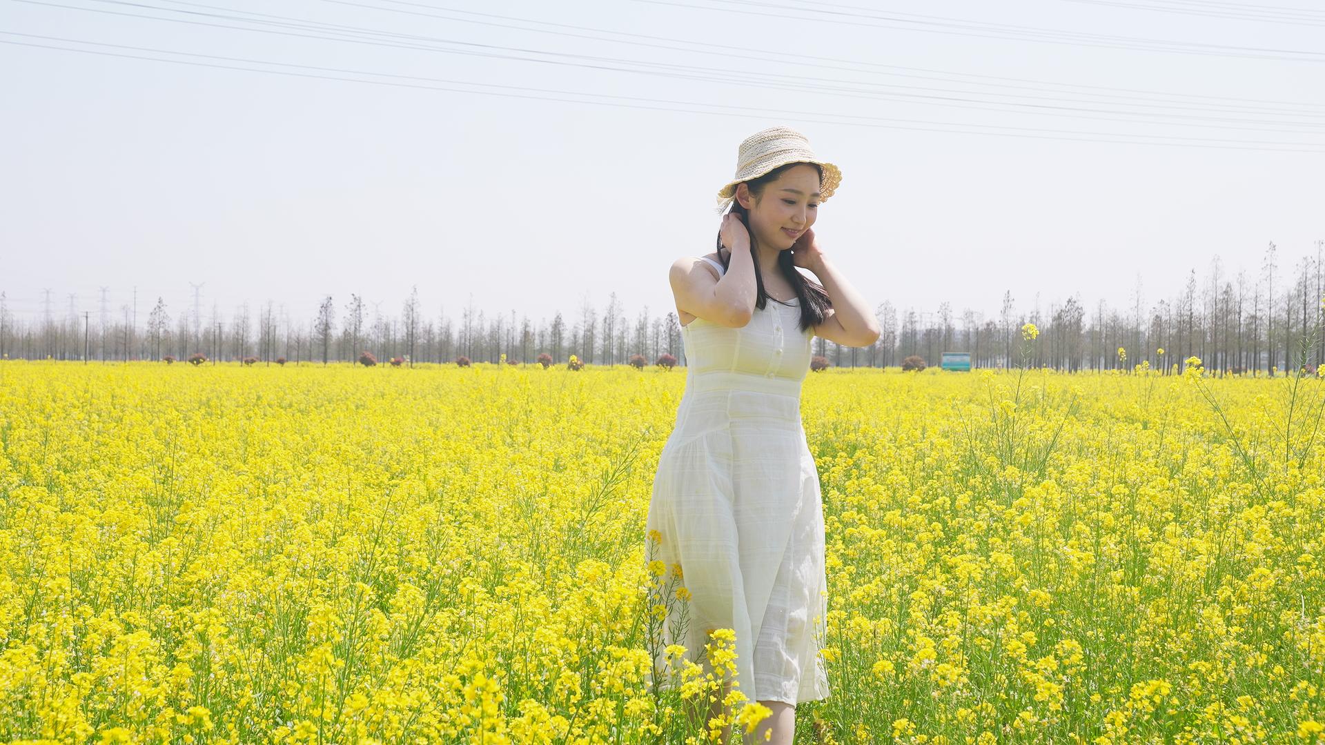 长裙女子在油菜花田里视频的预览图