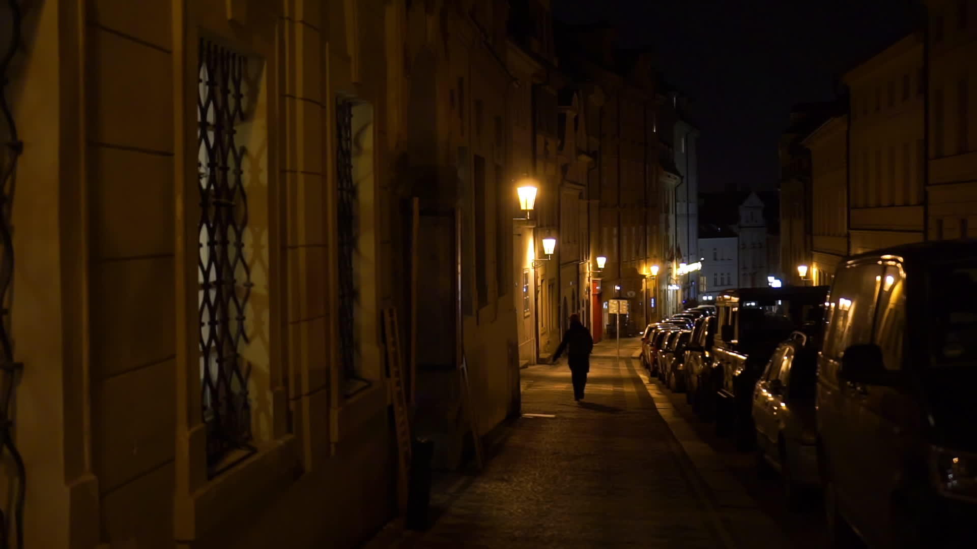 女性在黑暗的欧洲老城街上跳舞视频的预览图