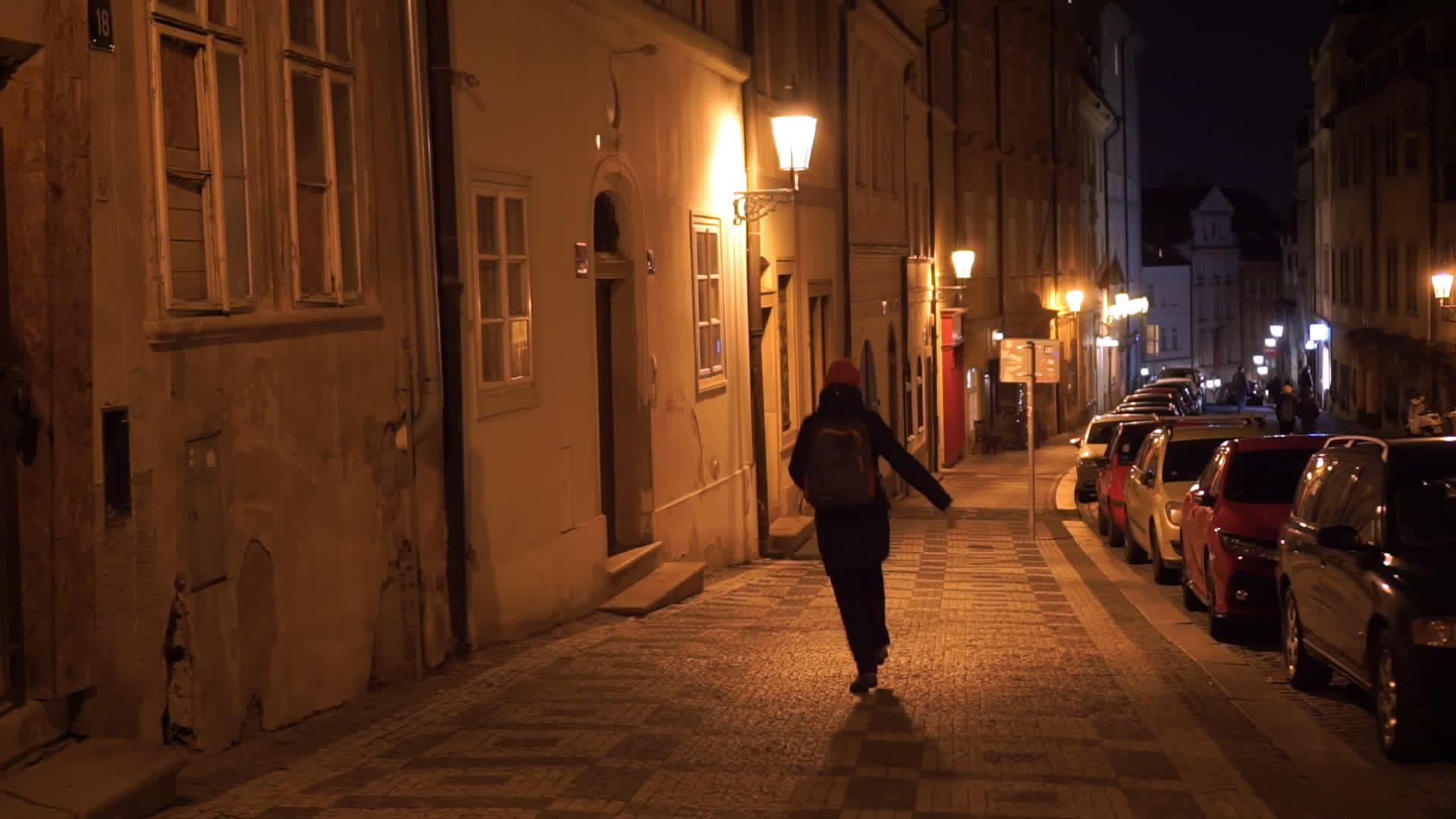 晚上在欧洲老城街跳舞的女人视频的预览图
